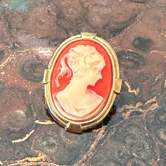 Vintage Mid-Century Modern Lucite Cameo Brooch/Pin Art Deco Design MCM 60's - Picture 9 of 11
